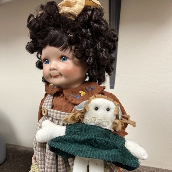 Porcelain doll holding a baby doll - Picture 3 of 11